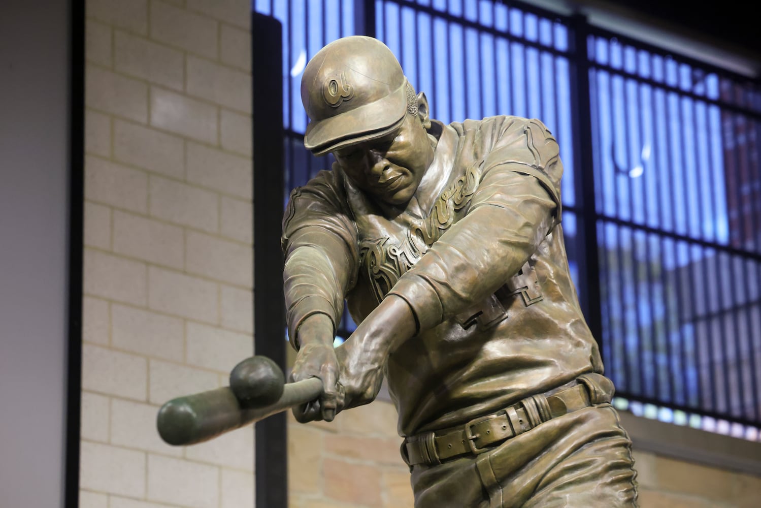 040824 hank aaron statue