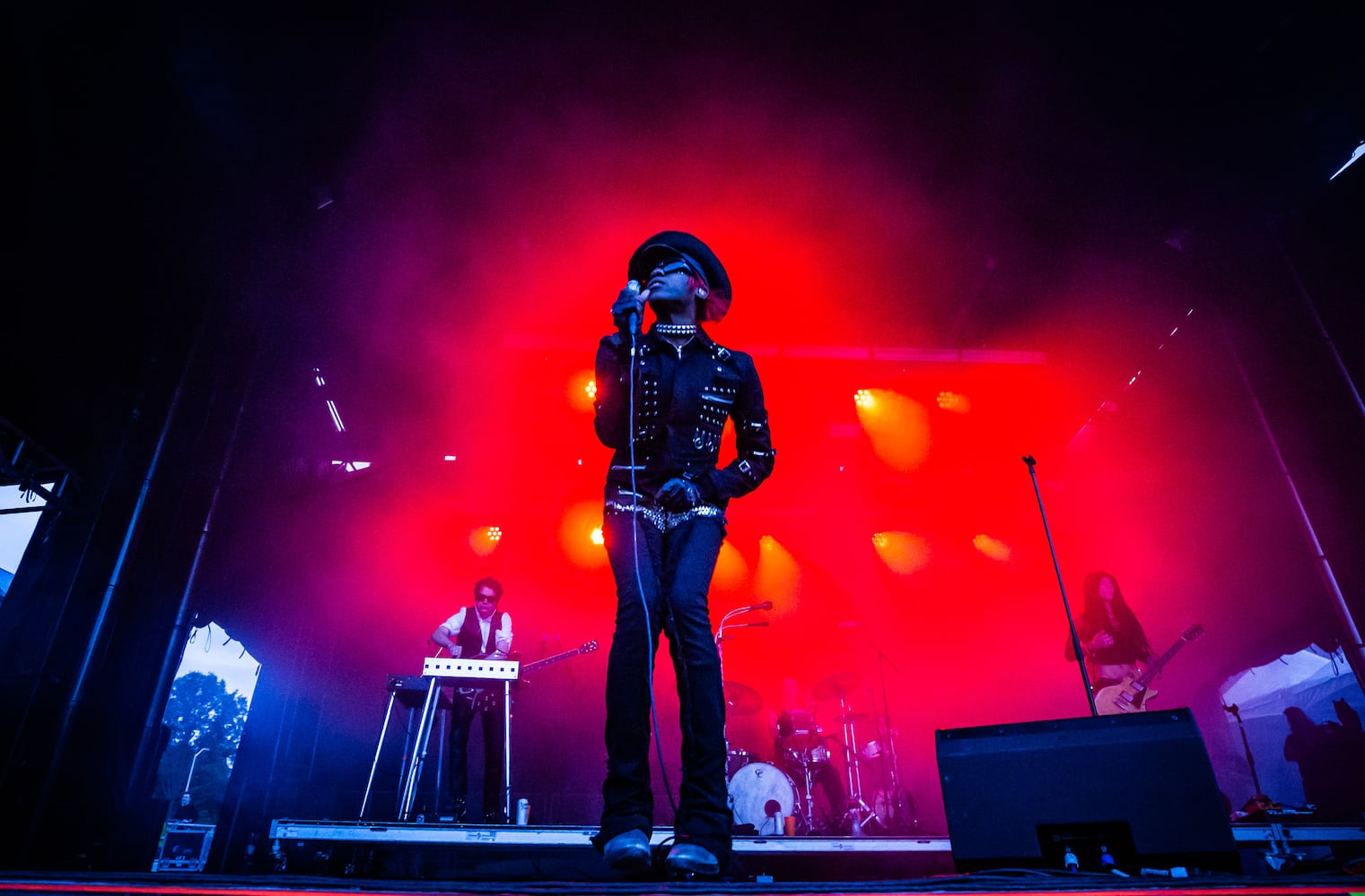 230102 Atlanta, Ga: Yves Tumor brought their moody, synth-heavy music to the Ponce de Leon Stage just before Noah Kahan closed out the first night of Shaky Knees.Photo taken Friday May 3, 2024 at Central Park, Old 4th Ward. AAJC 050324 shaky day one (RYAN FLEISHER FOR THE ATLANTA JOURNAL-CONSTITUTION)