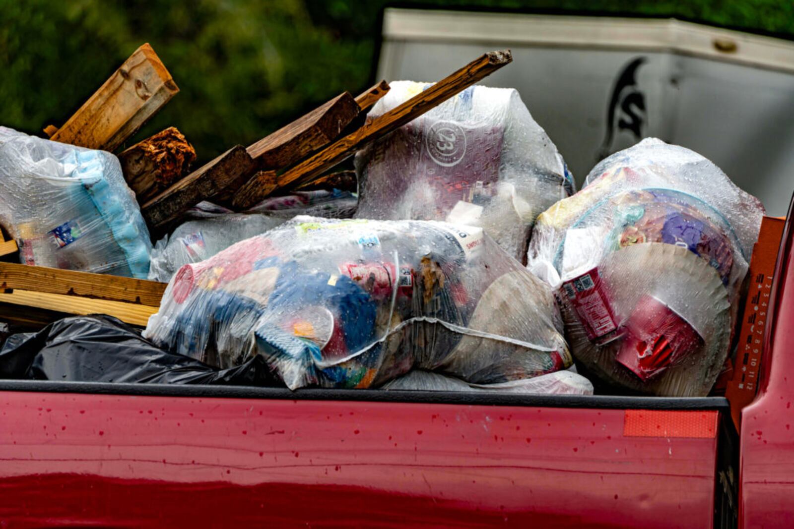 Residents without trash cans often haul off trash to nearby dumpsters or loved ones’ homes. It’s often not enough. (Photo Courtesy of Lee Hedgepeth/Inside Climate News)