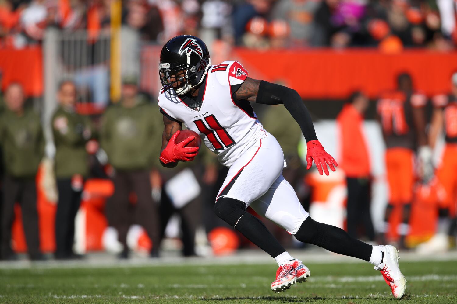 Photos: Falcons look for fourth straight win