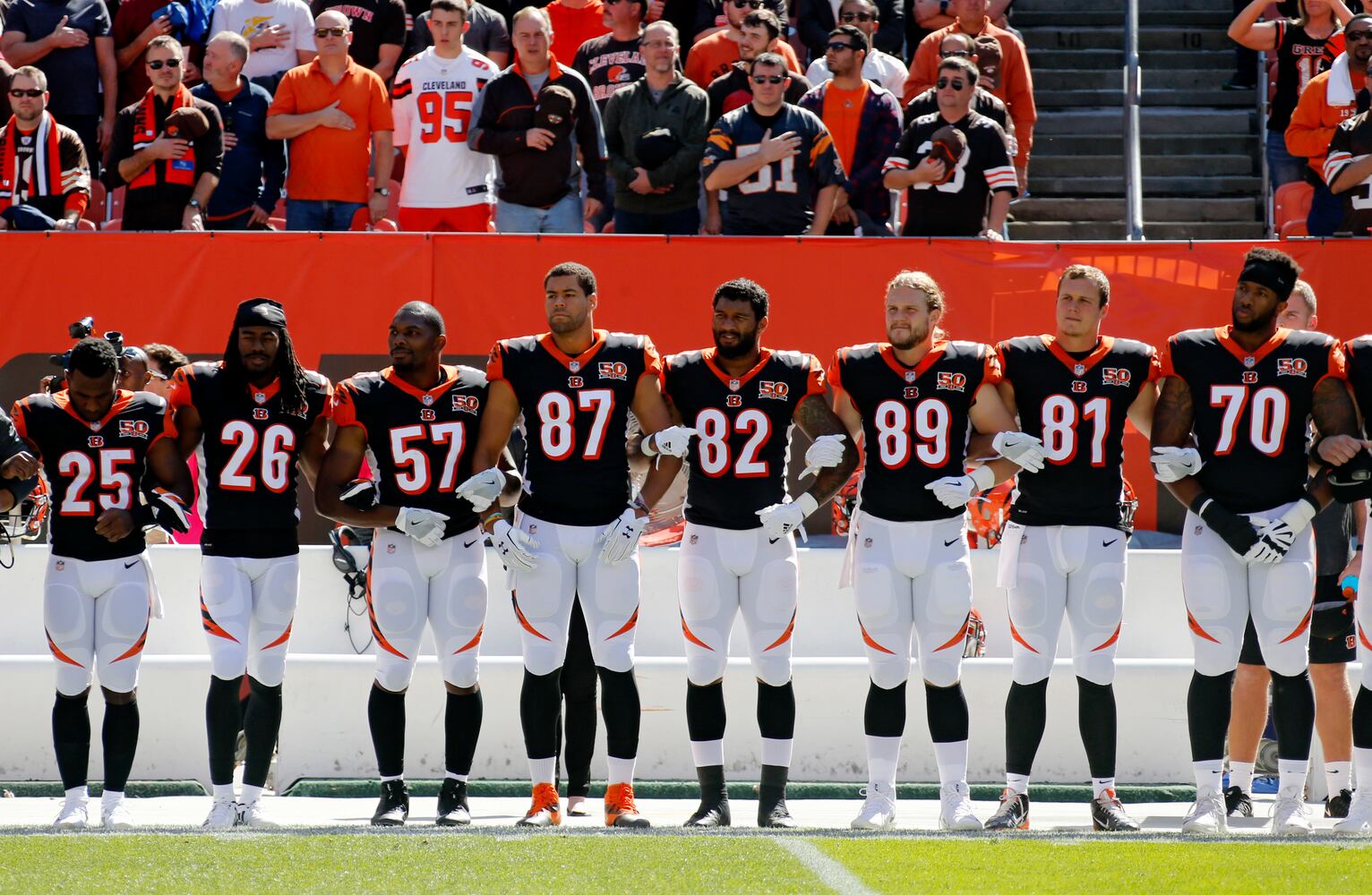 Photos: NFL national anthem protests continue