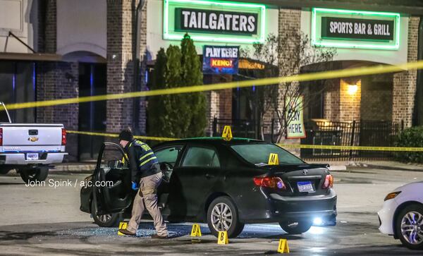 GBI agents investigate an officer-involved shooting in the parking lot of the Tailgaters Sports Bar and Grill in Henry County. Officers intervened in a fight outside the bar, according to Henry County police. JOHN SPINK / JSPINK@AJC.COM