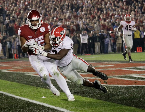 Oklahoma fullback Dimitri Flowers catches a pass for a touchdown ahead of Georgia linebacker Roquan Smith, right, during the second half of the Rose Bowl NCAA college football game Monday, Jan. 1, 2018, in Pasadena, Calif. (AP Photo/Jae C. Hong)