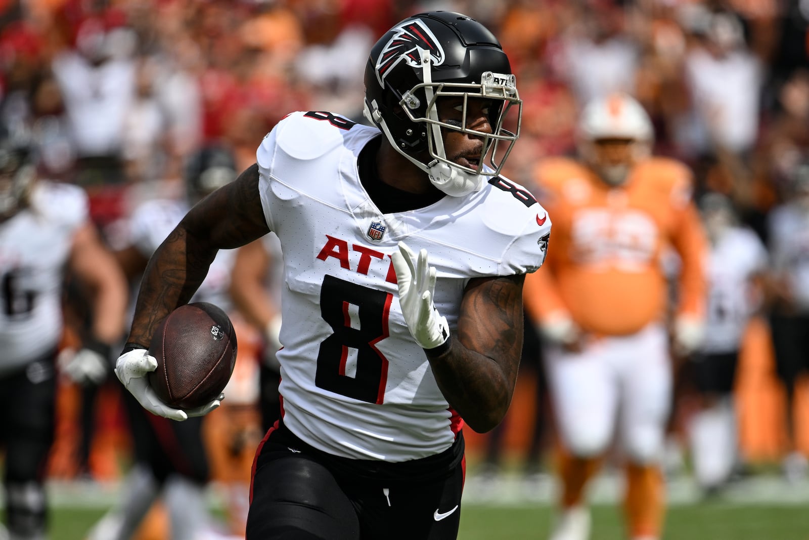 Atlanta Falcons tight end Kyle Pitts (8) runs after a catch against the Tampa Bay Buccaneers during the first half of an NFL football game, Sunday, Oct. 27, 2024, in Tampa. (AP Photo/Jason Behnken)