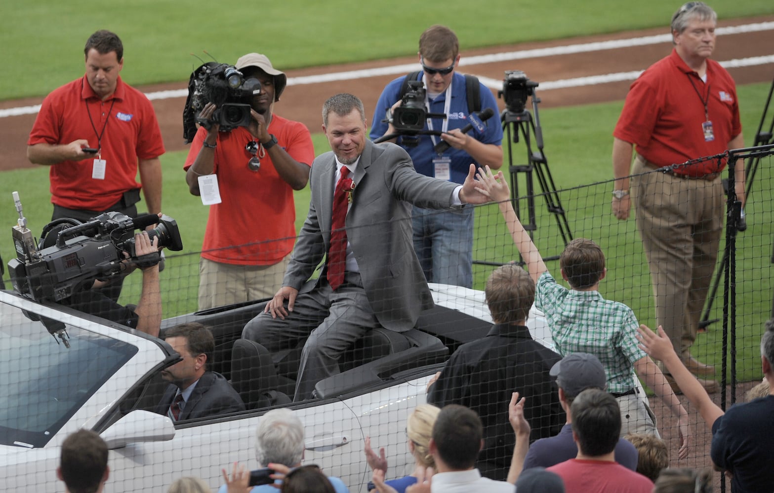 Braves retire Chipper Jones' jersey