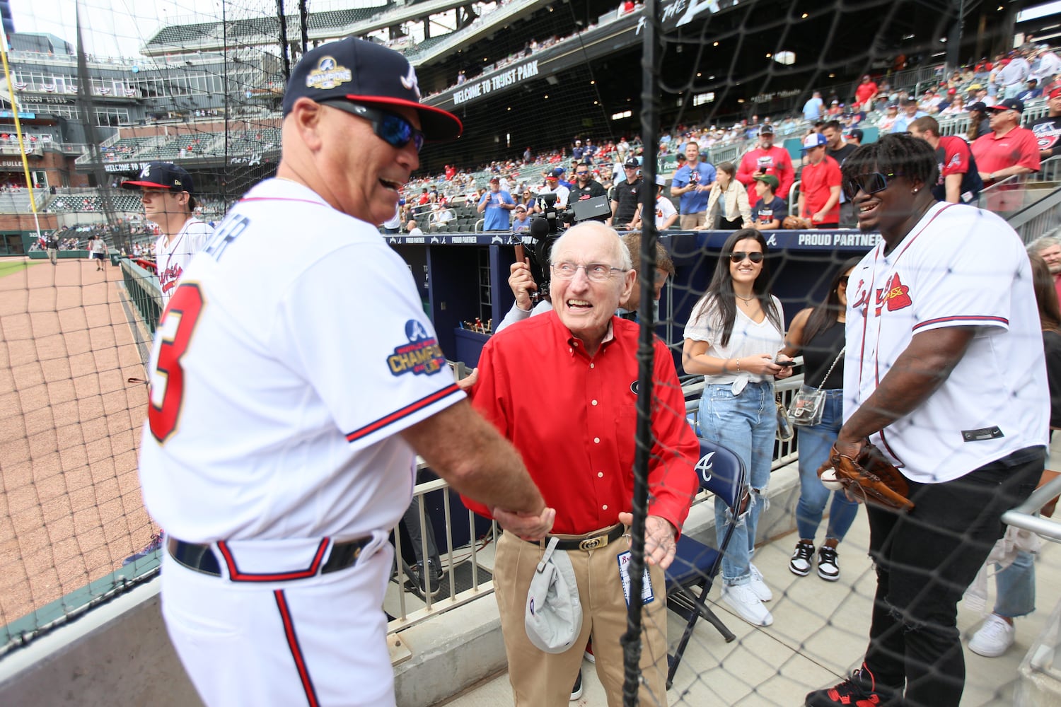 Braves manager Brian Snitker shakes hands with former UGA football coach Vince Dooley before the game against the Nationals on Wednesday at Truist Park. (Miguel Martinez / miguel.martinezjimenez@ajc.com)