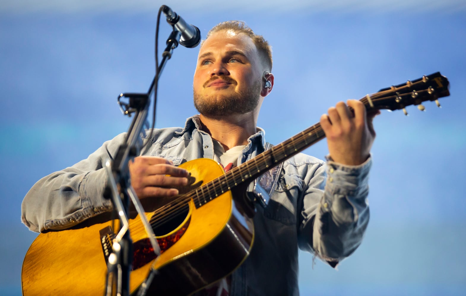 Atlanta, Ga: Zach Bryan played to a sold-out crowd of cowboy hat-clad fans who sang along with every word. Photo taken Saturday August 10, 2024 at Mercedes Benz Sadium. (RYAN FLEISHER FOR THE ATLANTA JOURNAL-CONSTITUTION)