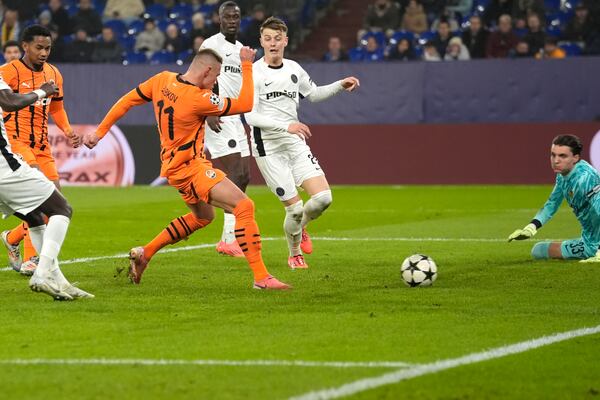 Shakhtar's Oleksandr Zubkov, centre, scores his side's opening goal during the Champions League opening phase soccer match between Shakhtar Donetsk and Young Boys Bern at the Arena AufSchalke in Gelsenkirchen, Germany, Wednesday, Nov. 6, 2024. (AP Photo/Martin Meissner)