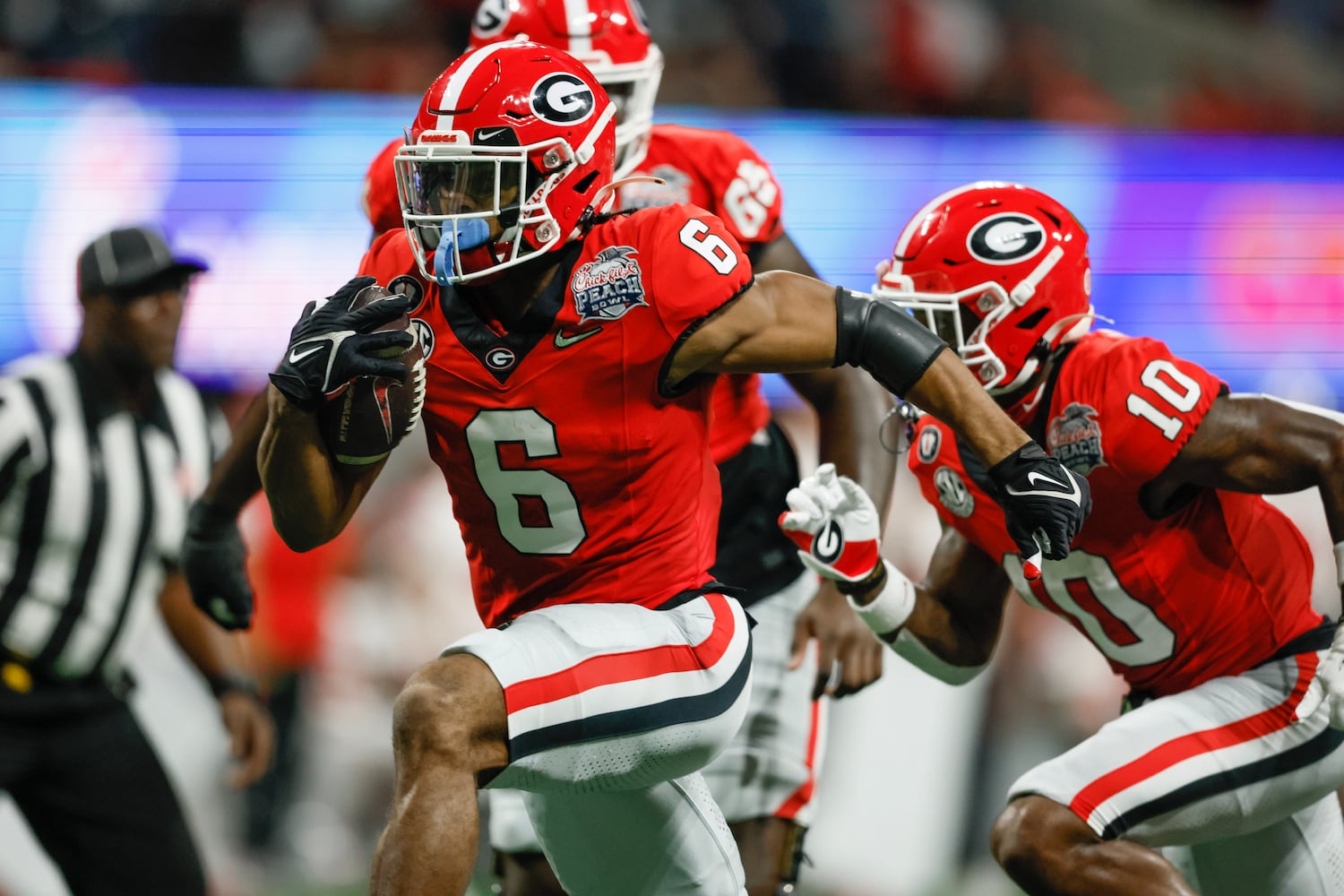 Georgia Bulldogs running back Kenny McIntosh (6) scores on a 25-yard pass during the first quarter. (Jason Getz / Jason.Getz@ajc.com)