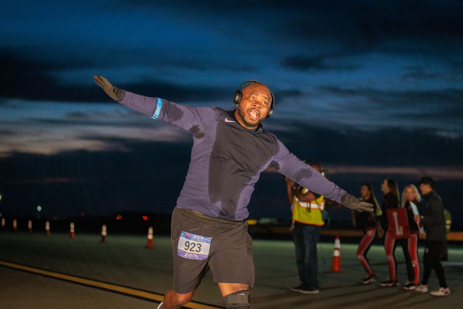 Runners take to Hartsfield-Jackson runway for 5K race
