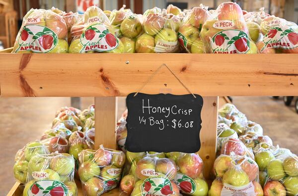 Honeycrisp apples are displayed at B.J. Reece Orchards in Ellijay. (Hyosub Shin / Hyosub.Shin@ajc.com) 