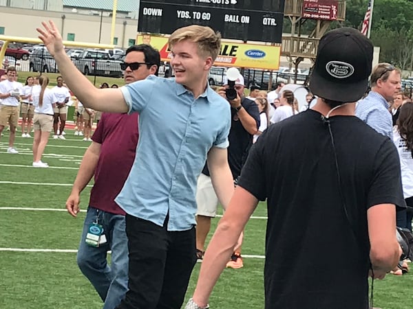  Caleb Lee Hutchinson waves goodbye at the end of his rally. CREDIT: Rodney Ho/rho@ajc.com