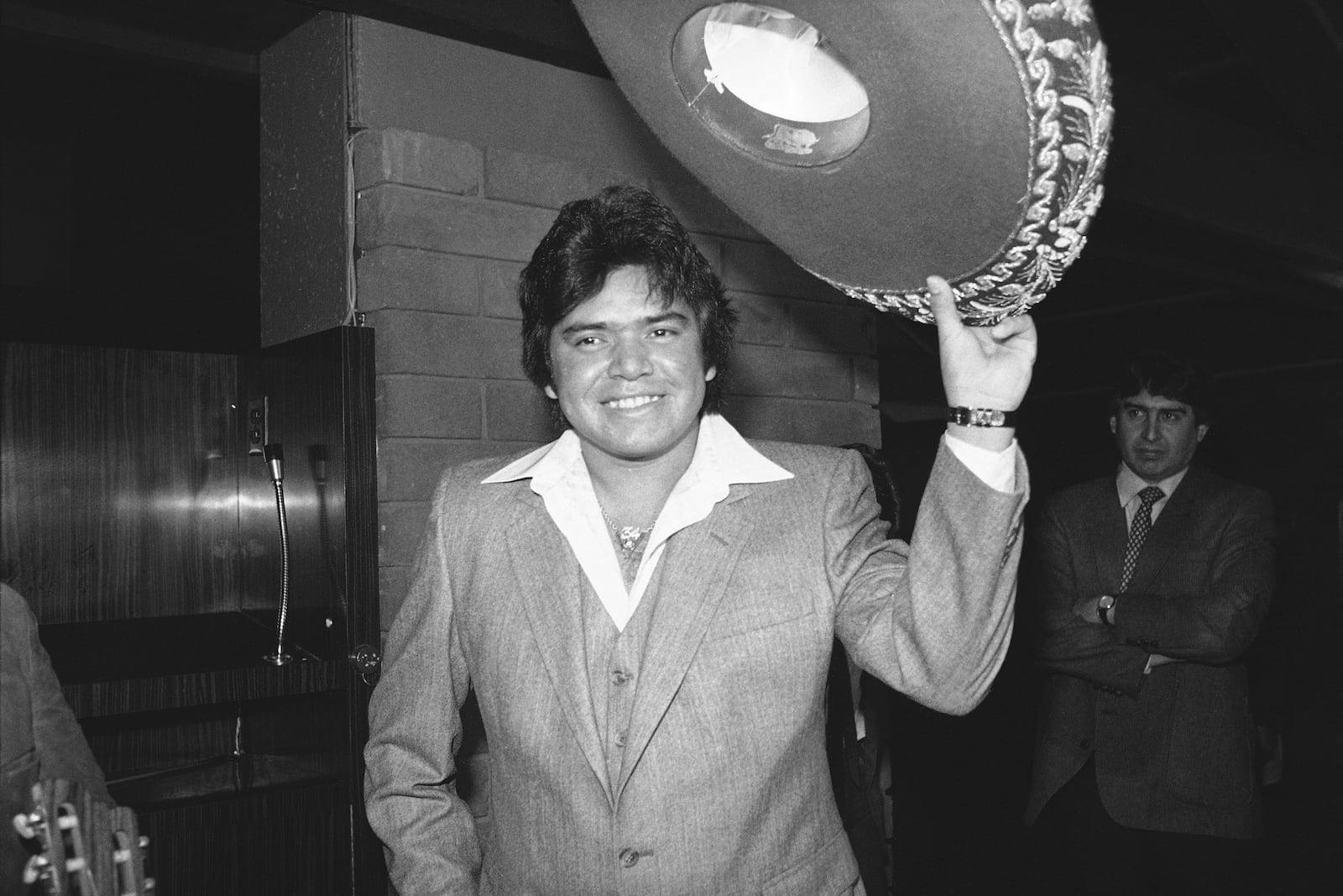 FILE - Los Angeles Dodger pitcher Fernando Valenzuela tips his sombrero at a news conference after he was named National League Rookie of the Year, Dec. 2, 1981, in Los Angeles. Fernando Valenzuela, the Mexican-born phenom for the Los Angeles Dodgers who inspired “Fernandomania” while winning the NL Cy Young Award and Rookie of the Year in 1981, has died Tuesday, Oct. 22, 2024.(AP Photo/Wally Fong, File)