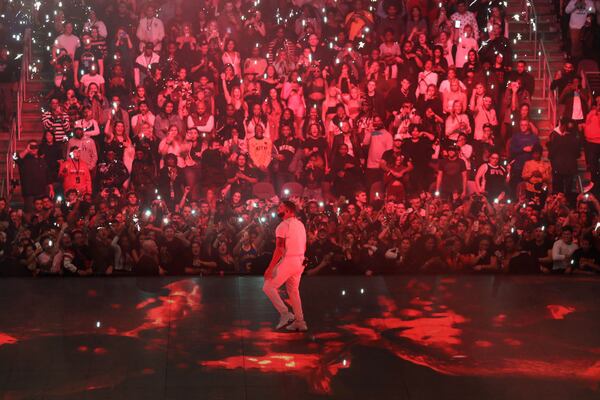 Drake chatted frequently with the adoring crowd at State Farm Arena. Photo: Robb Cohen Photography & Video /RobbsPhotos.com