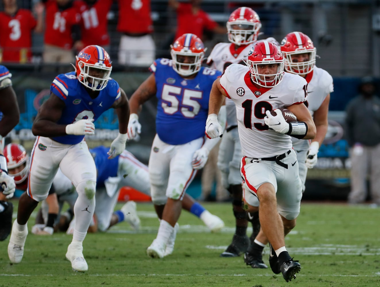 10/30/21 - Jacksonville -  Georgia Bulldogs tight end Brock Bowers (19) stretches a catch for a long first down during the second half of the annual NCCA  Georgia vs Florida game at TIAA Bank Field in Jacksonville. Georgia won 34-7.  Bob Andres / bandres@ajc.com