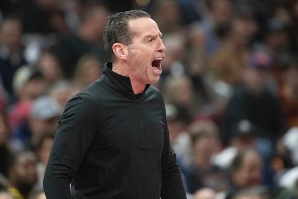 Cleveland Cavaliers head coach Kenny Atkinson yells instructions to his team during the first half of an Emirates NBA basketball game against the Chicago Bulls in Cleveland, Friday, Nov 15, 2024. (AP Photo/Phil Long)