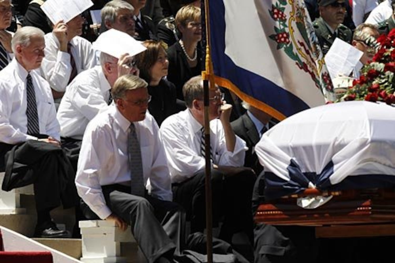 Presidents Obama, Clinton attend Byrd funeral