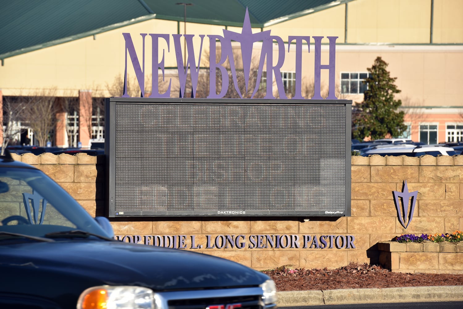 Mourners gather for Bishop Eddie Long's funeral service