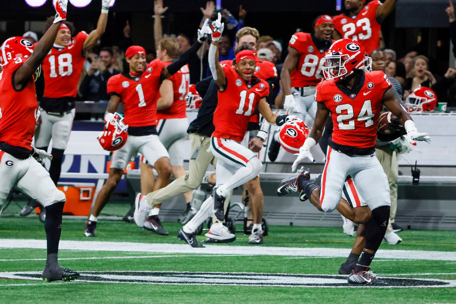 Georgia Bulldogs defensive back Malaki Starks (24) blocks for teammate Christopher Smith who runs back a blocked LSU Tigers field goal attempt for 95 yards and a touchdown during the first half of the SEC Championship Game at Mercedes-Benz Stadium in Atlanta on Saturday, Dec. 3, 2022. (Bob Andres / Bob Andres for the Atlanta Constitution)