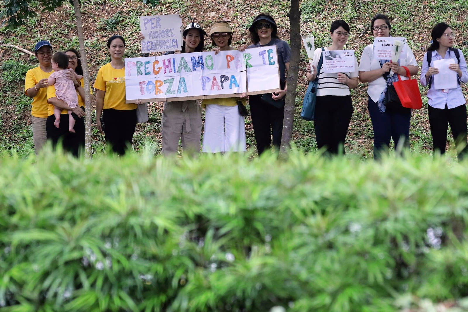 People wait for the arrival of Pope Francis at National University of Singapore in Singapore, Thursday, Sept. 12, 2024.(AP Photo/Suhaimi Abdullah)