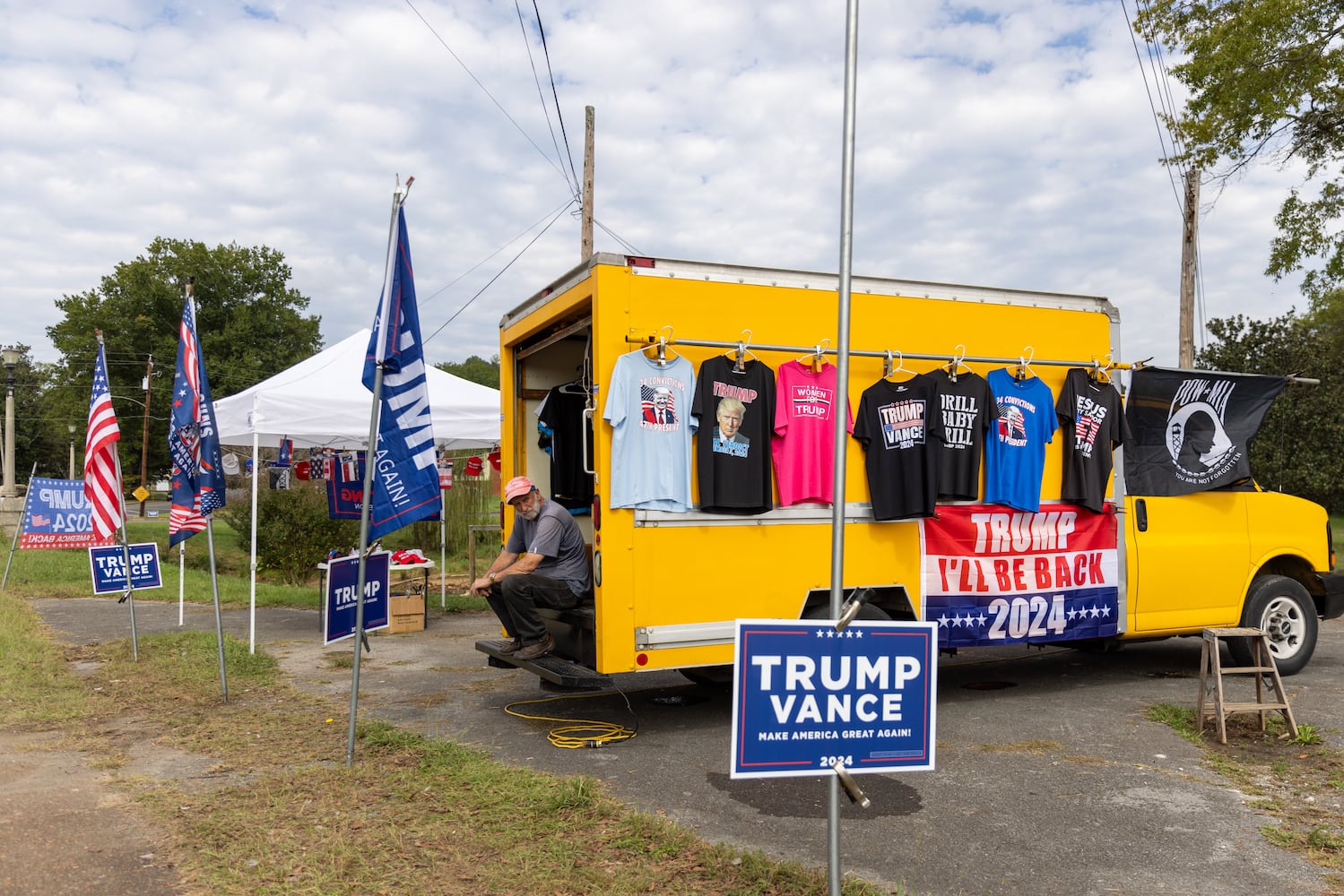 JD Vance campaigns in Lindale
