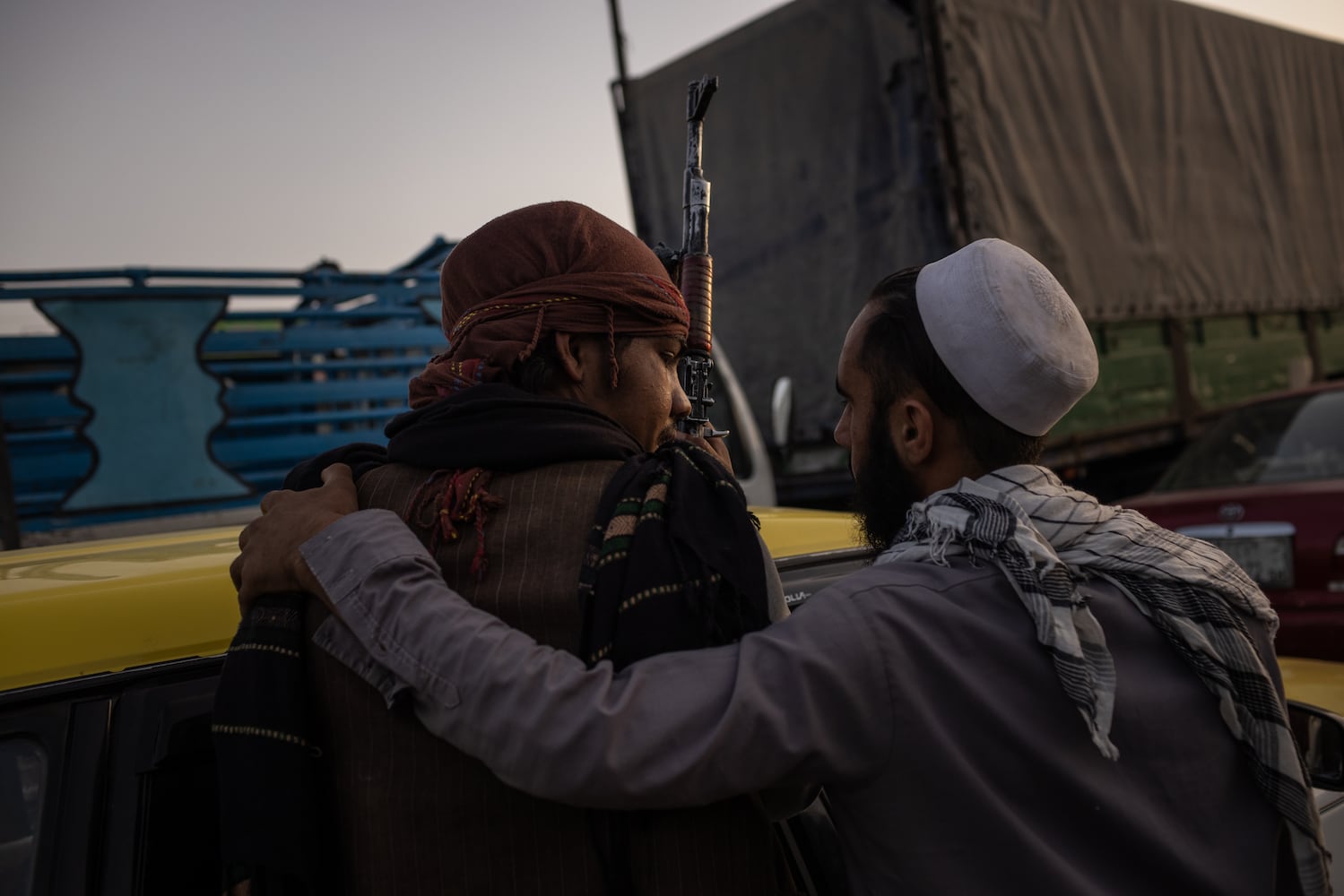 People greet Taliban fighters arriving in Kabul, Afghanistan, Aug. 15, 2021. (Jim Huylebroek/The New York Times)