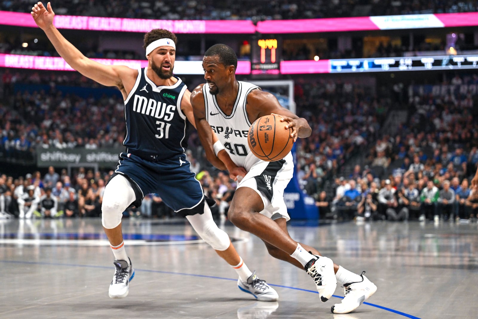 San Antonio Spurs' Harrison Barnes (40) drives against Dallas Mavericks' Klay Thompson (31) during the second half of an NBA basketball game, Thursday, Oct. 24, 2024, in Dallas, Texas. (AP Photo/Albert Pena)