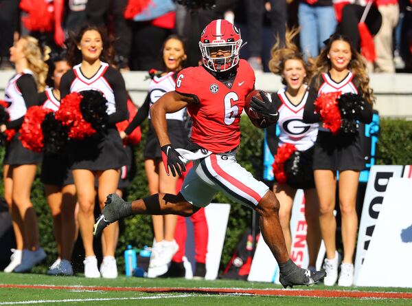 112021 Athens: Georgia running back Kenny McIntosh heads for the endzone after breaking away from Charleston Southern defenders down the sideline for a long touchdown run to take a 14-0 lead during the first quarter in a NCAA college football game on Saturday, Nov. 20, 2021, in Athens.    “Curtis Compton / Curtis.Compton@ajc.com”