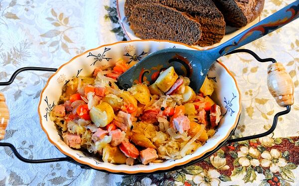 Skillet choucroute garni (sauerkraut with kielbasa and cubed ham, potatoes and carrots), served with a pumpernickel bread. (Lake Fong/Pittsburgh Post-Gazette/TNS)