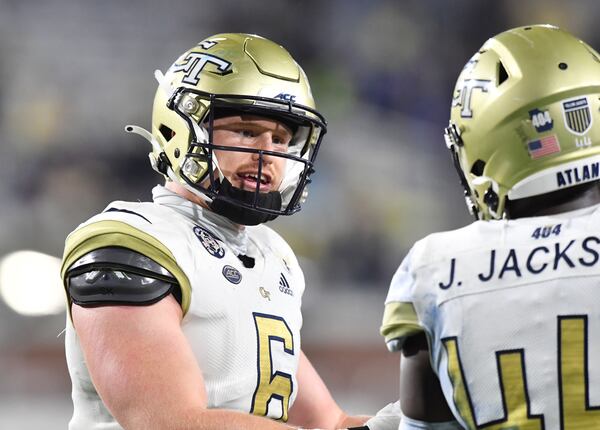 Georgia Tech's linebacker David Curry (6) talks with teammates. (Hyosub Shin / Hyosub.Shin@ajc.com)