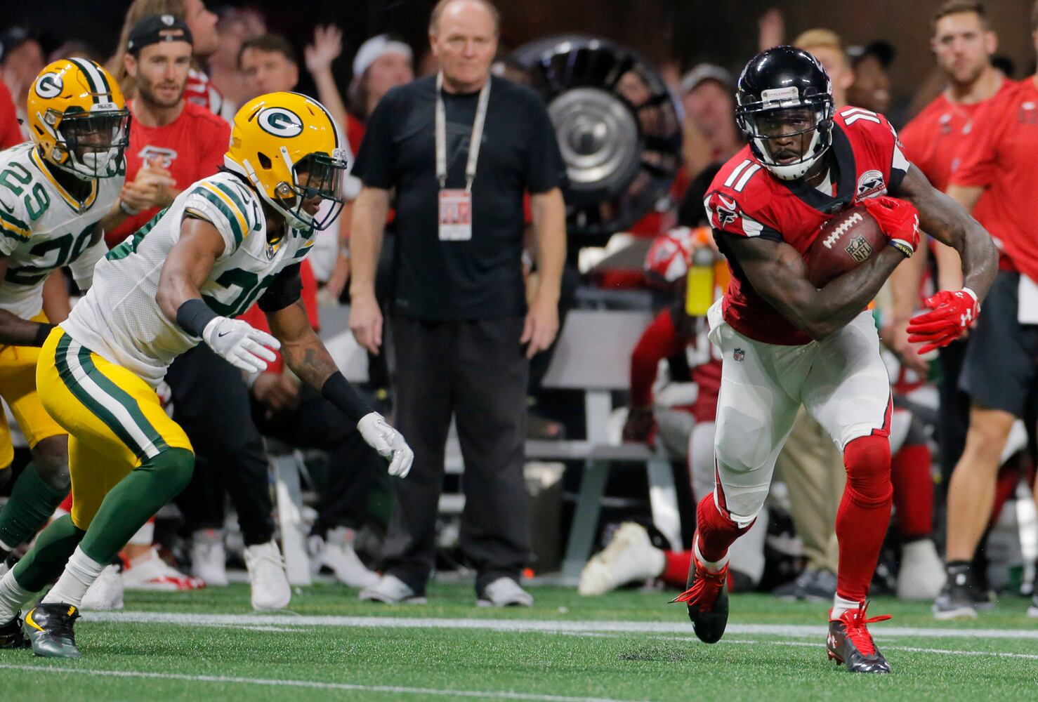 Photos: Falcons are tested by the Packers