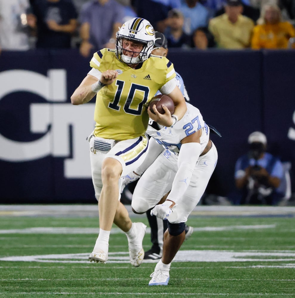 Georgia Tech Yellow Jackets quarterback Haynes King (10) runs up the middle for a gain of 52 yards to set up Tech's go-ahead touchdown during the fourth quarter.  (Bob Andres for the Atlanta Journal Constitution)