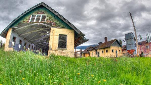 The eerie remains of Washington State’s Northern State Mental Hospital is rumored to be haunted with apparitions and unexplained screams reported by unsuspecting visitors.