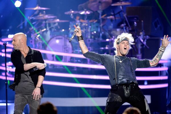 HOLLYWOOD, CALIFORNIA - APRIL 07: Recording artists Chris Daughtry (L) and James Durbin perform onstage during FOX's "American Idol" Finale For The Farewell Season at Dolby Theatre on April 7, 2016 in Hollywood, California. at Dolby Theatre on April 7, 2016 in Hollywood, California.  (Photo by Kevork Djansezian/Getty Images)