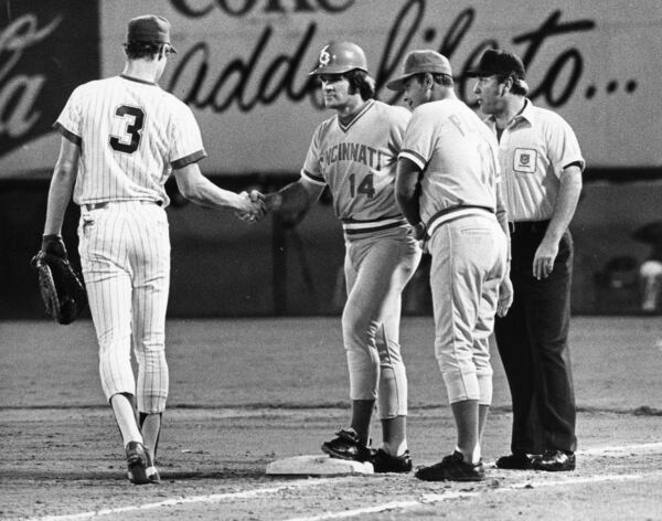 Braves' Dale Murphy shakes hands with the Reds' Pete Rose in 1978.