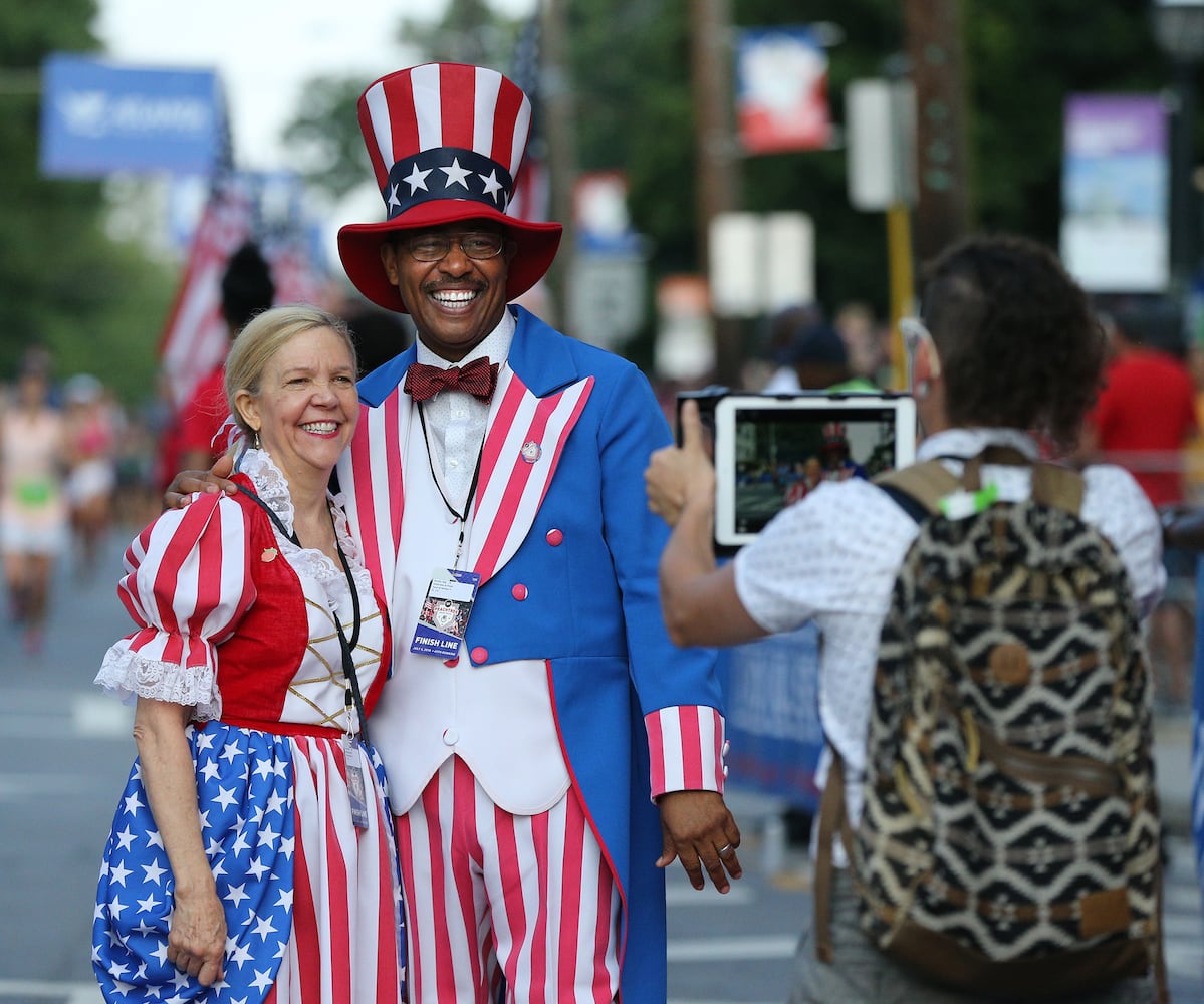 Runners show fashion flair during AJC Peachtree Road Race