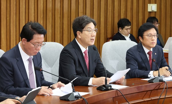 Kweon Seong-dong, center, floor leader of ruling People Power Party, speaks during a party's meeting at the National Assembly in Seoul, South Korea, Tuesday, Dec. 17, 2024. (Kim Ju-hyung/Yonhap via AP)