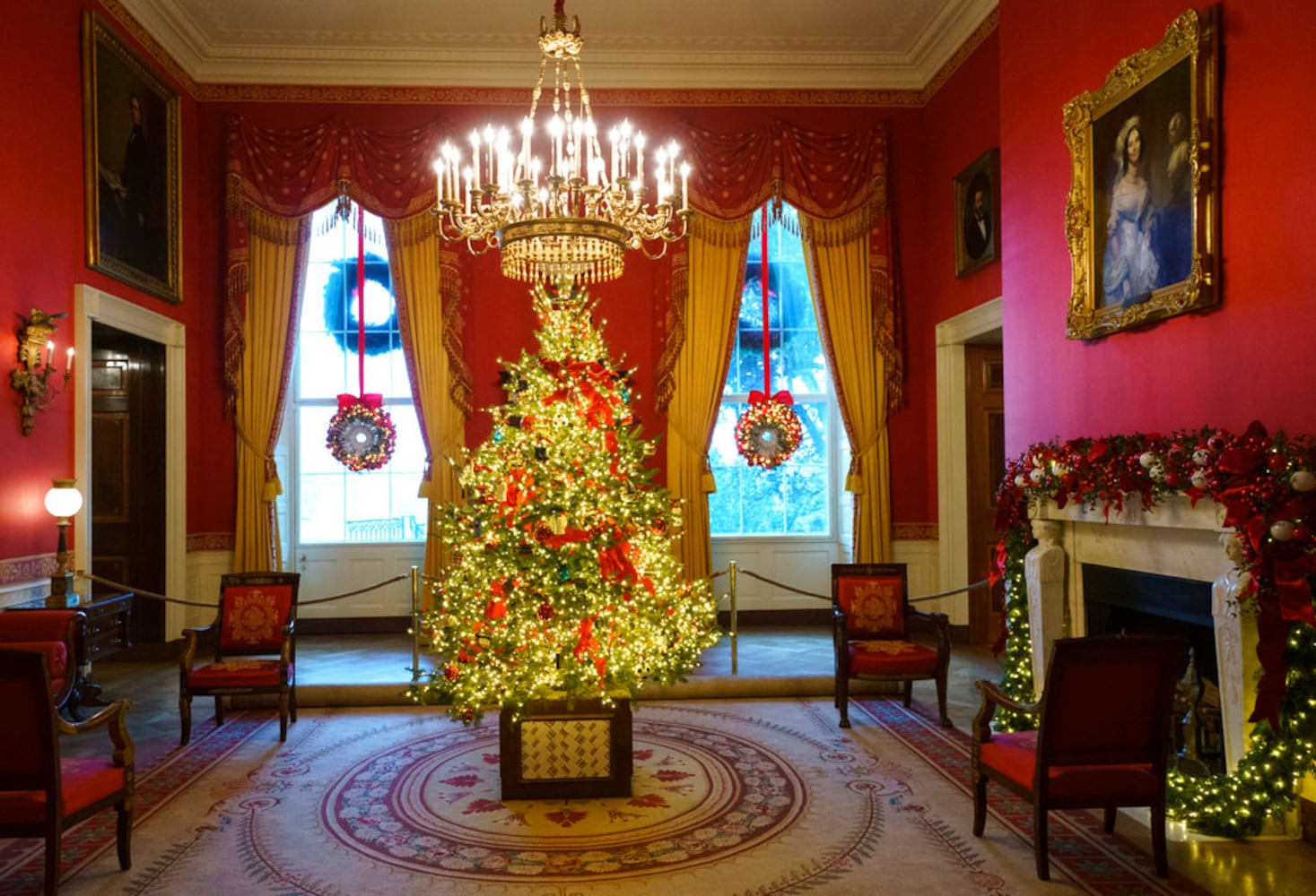 Photos: Melania Trump unveils 2018 White House Christmas decorations