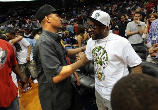 090509 Atlanta -- T.I. (left) and Jermaine Dupri greet before game 3 between Atlanta Hawks vs. Cleveland Cavaliers at Philips Arena in Atlanta Saturday, May 9, 2009 HYOSUB SHIN / hshin@ajc.com