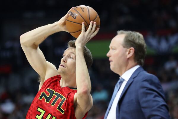 Hawks’ Mike Dunleavy looks to pass with Mike Budenholzer looking on in a NBA basketball game against the Bucks on Sunday, Jan. 15, 2017, in Atlanta. Curtis Compton/ccompton@ajc.com