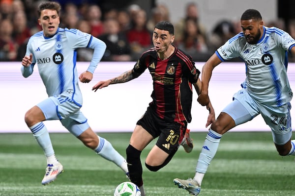 Atlanta United midfielder Miguel Almirón (10) works with the ball  during the first half of Atlanta United’s MLS season opener at Mercedes-Benz Stadium, Saturday, February 22, 2025, in Atlanta. (Hyosub Shin / AJC)