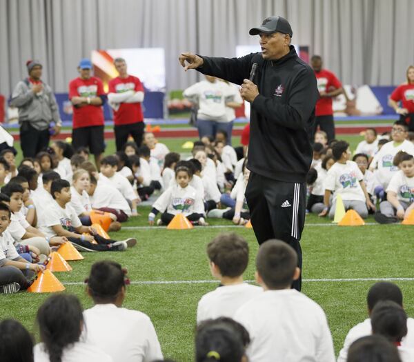 Pro Football Hall of Fame offensive tackle Anthony Muñoz addresses kids during Super Bowl Week at Play 60 Character Camp. 