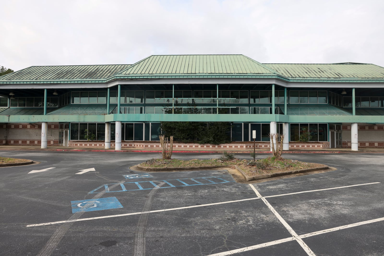 The closed grocery store, Ingles, is shown at the Lake City Crossing shopping center on Jonesboro Rd., Thursday, Feb. 23, 2023, in Morrow, Ga.. No work has been done on this site to build an amphitheater and 27-story condo building by summer 2023. Jason Getz / Jason.Getz@ajc.com)
