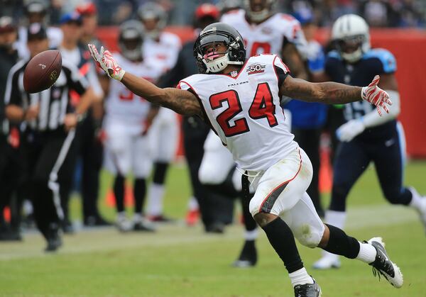 102515 NASHVILLE: -- A deep pass from Matt Ryan is incomplete just off the fingertips of Falcons running back Devonta Freeman during the second quarter against the Titans in a football game on Sunday, Oct. 25, 2015, in Nashville. Curtis Compton / ccompton@ajc.com