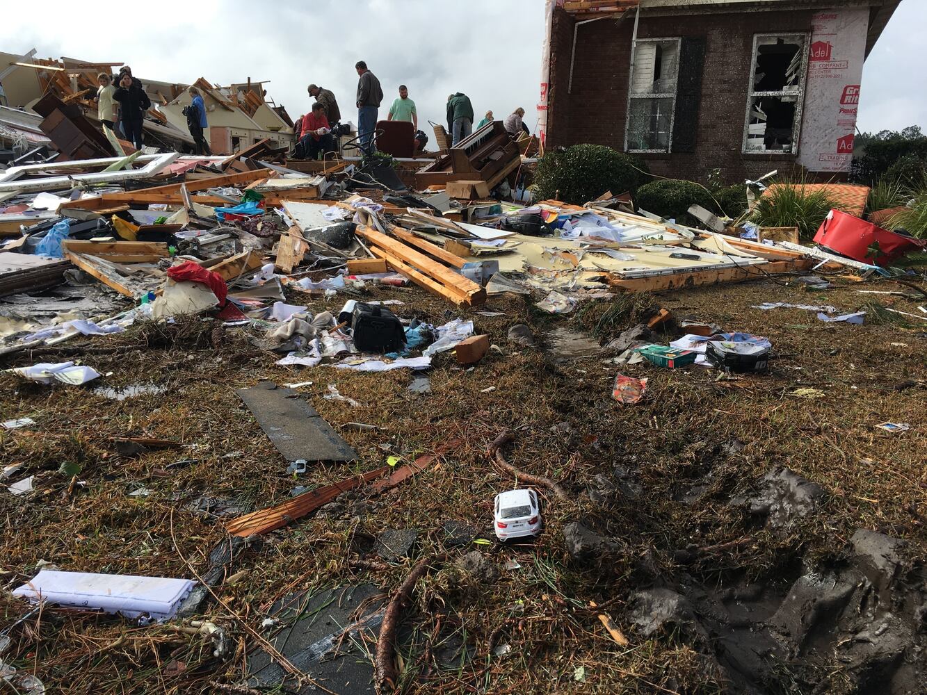 Strong storms  in Georgia cause deaths, devastation