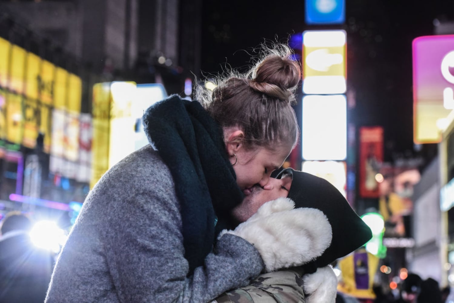 freezing temps dont deter crowds at times square for new years eve