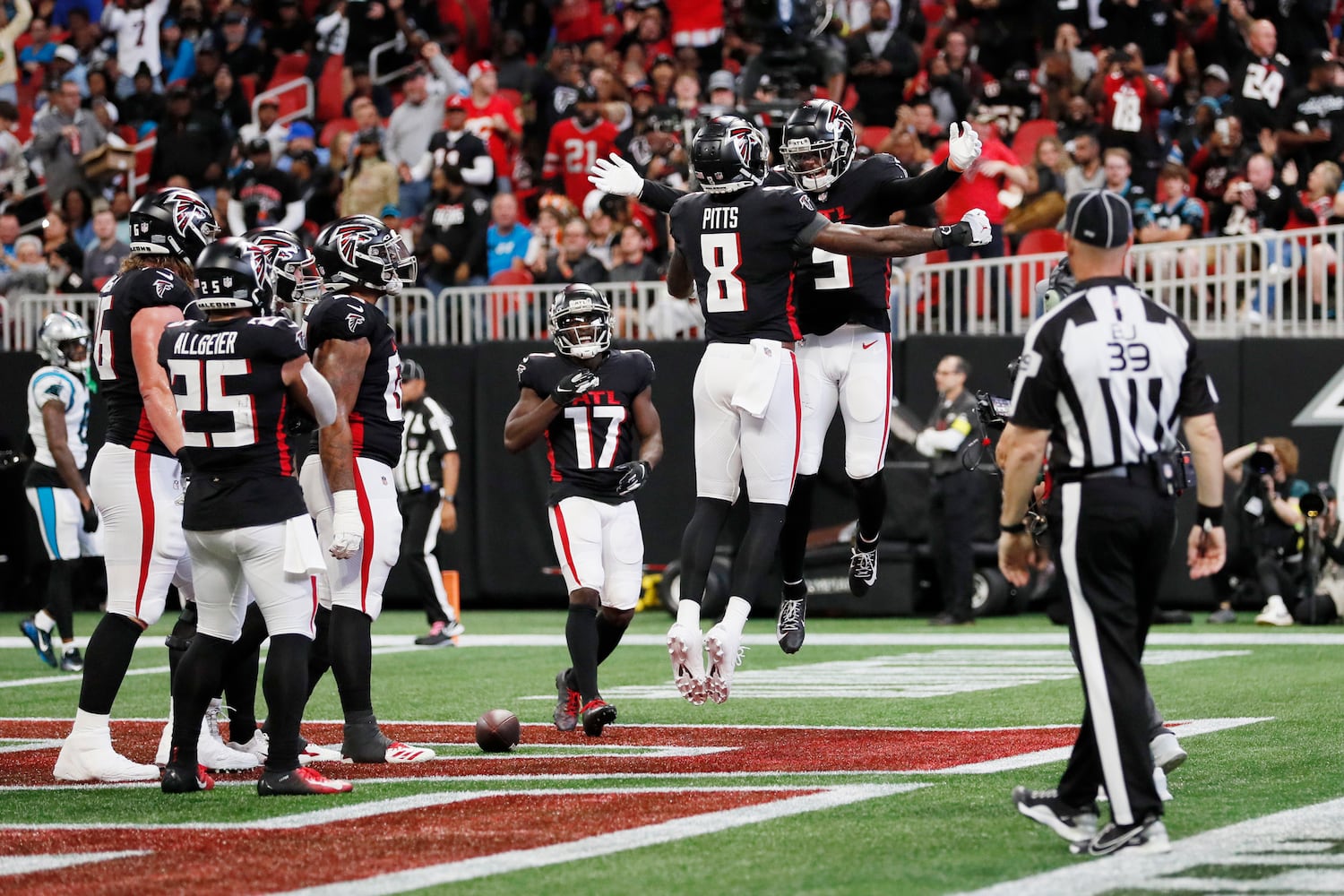 Falcons tight end Kyle Pitts celebrates with wide receiver Drake London after Pitts scored a touchdown during the second quarter against the Panthers on Sunday in Atlanta.
 (Miguel Martinez / miguel.martinezjimenez@ajc.com)