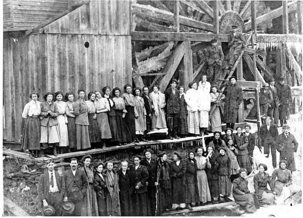 Some of the workers in the Roswell Manufacturing Mills, which were destroyed by Sherman’s March in 1864. Courtesy of Roswell Historical Society Archive