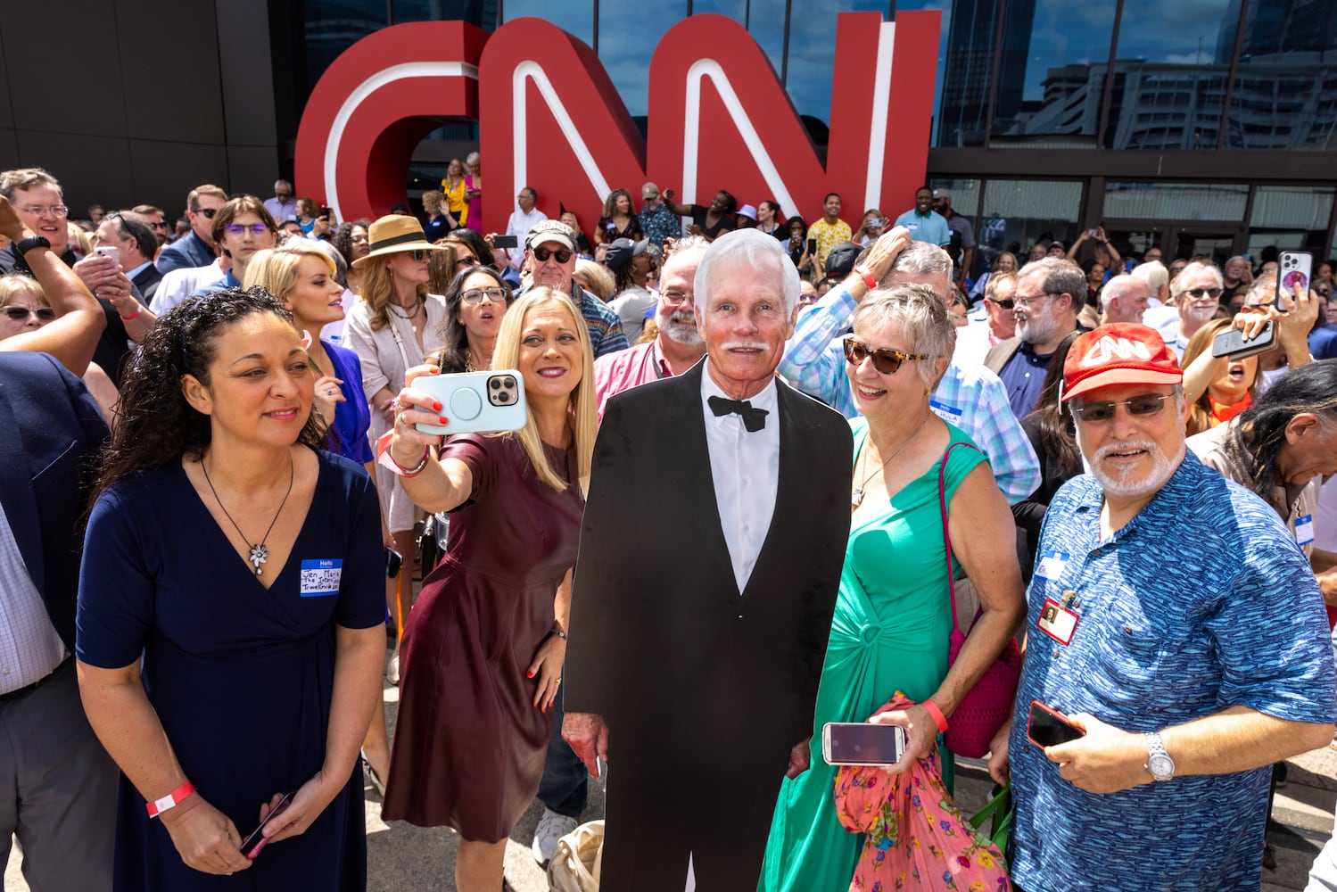 Hundreds of CNN alum bid farewell to CNN Center