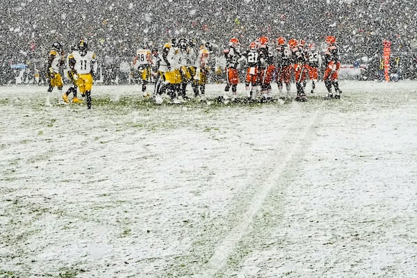 The Pittsburgh Steelers, left, and the Cleveland Browns line up for a play in the second half of an NFL football game, Thursday, Nov. 21, 2024, in Cleveland. (AP Photo/Sue Ogrocki)